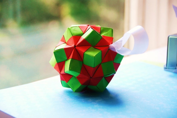origami-karácsony-vörös-és zöld-az ablak előtt