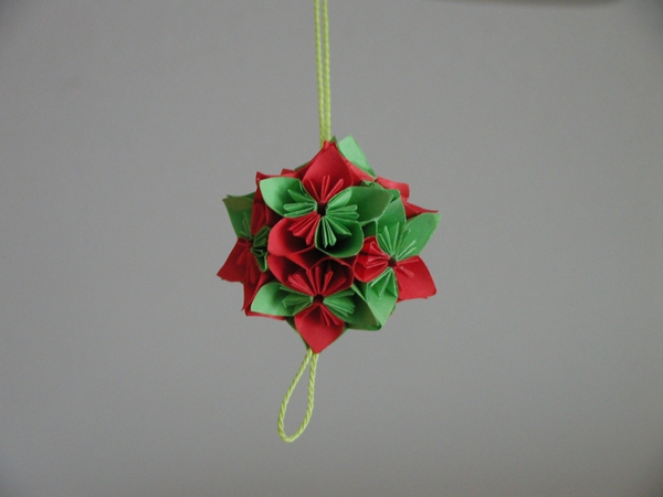 origami-karácsony-vörös-és zöld-színes - szürke színű háttér
