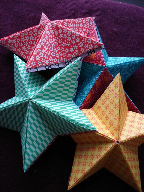 оригами на коледни звезди в цветни цветове - снимка, взета от по-горе