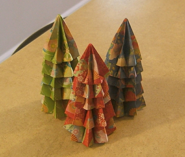 origami-karácsonyi fenyőfák - a bézs asztalon