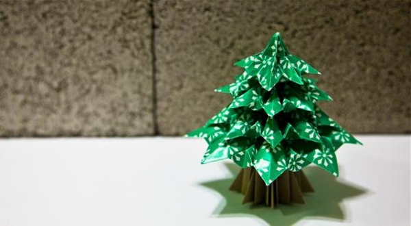 origami-karácsony-fenyőfa-zöld színű - fal előtt