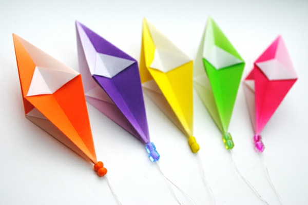 оригами на коледни цветове - многоцветни цветове - фон в бяло
