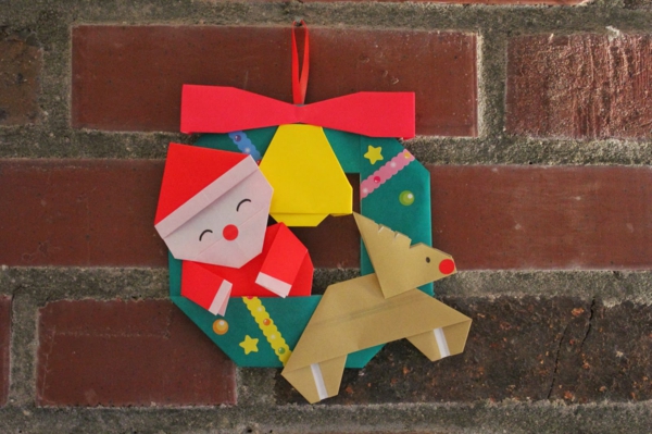 origami-σε-Χριστούγεννα-santa-claus-με-rudolf στον τοίχο από τούβλα