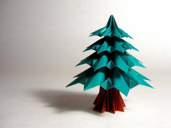 اوريغامي إلى عيد الميلاد ، جميلة ، نموذج من شجرة التنوب - خلفية باللون الأبيض