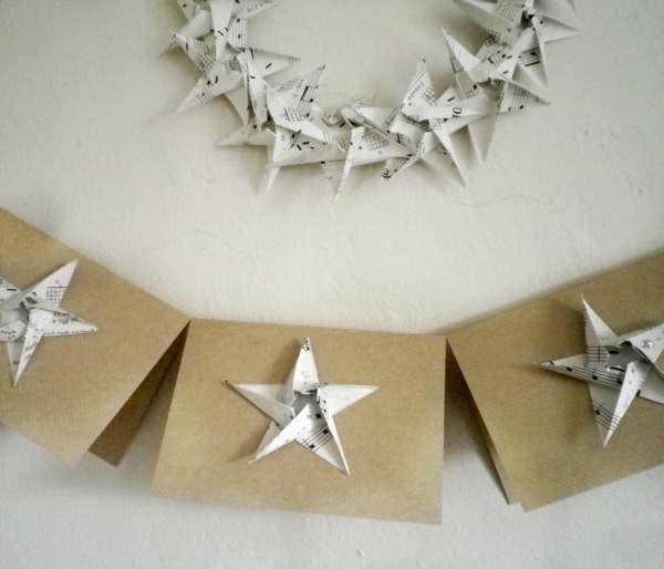 оригами на коледни - красиви звезди - на бялата стена