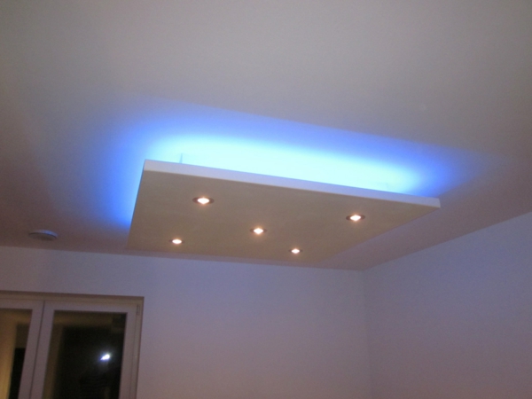 lumières modernes de plafond design original dans salle de bain