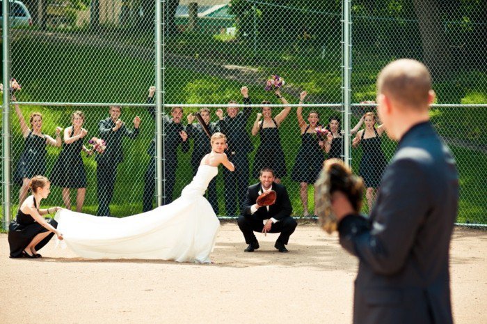 оригинален сватбени снимки младоженците играе бейзбол