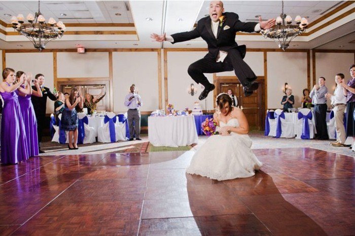 оригинални сватбени снимки най-младоженеца-скокове над най-булката