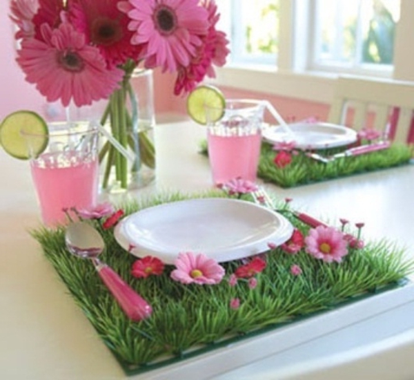 lijepo uređen stol - ružičasto cvijeće bijela porculanska ploča