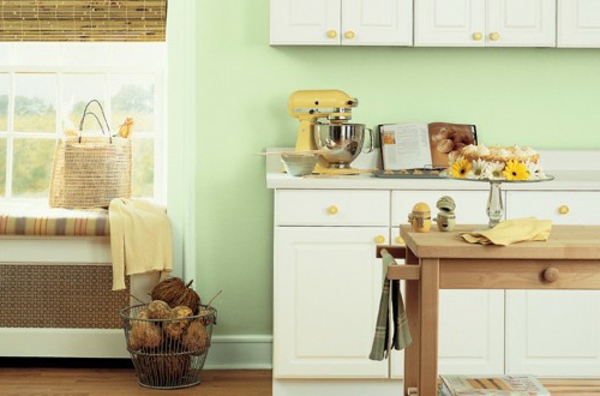 Красиво проектирана малка кухня - бели шкафове, съчетани с дървена маса
