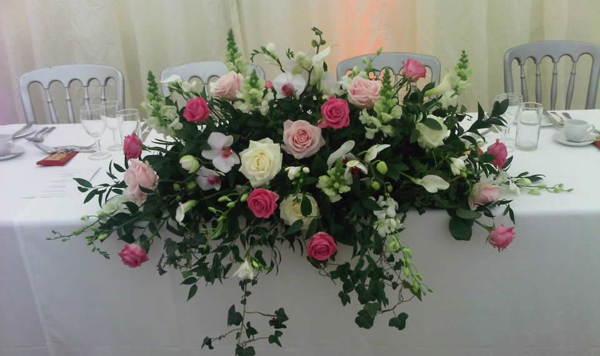 Original-tischdekoration-hоchzeit-Deco floral avec-roses