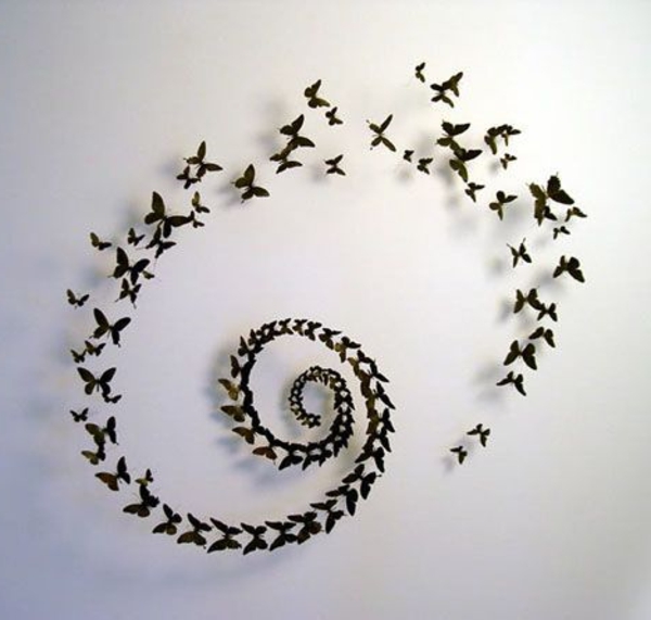 pared blanca con una decoración interesante - pequeñas mariposas en negro
