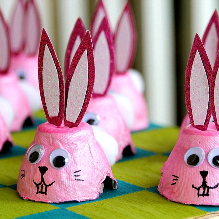 очарователен Великденски зайче с блестящи очи и блестящи уши - великденски занаяти с картонени яйца