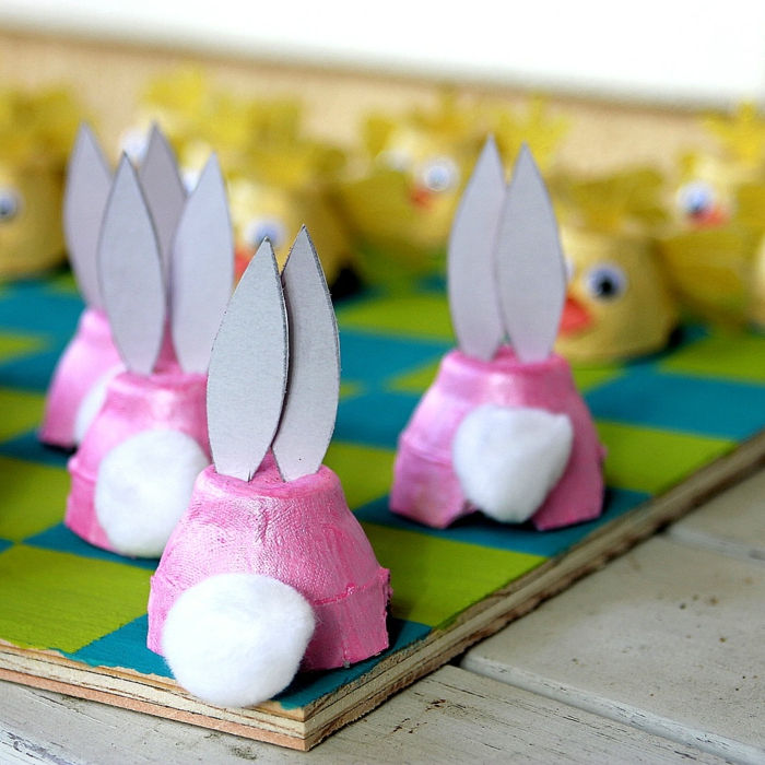 Tinker s kutijama za jaje u ružičastim bojama uskršnjih zečica iza