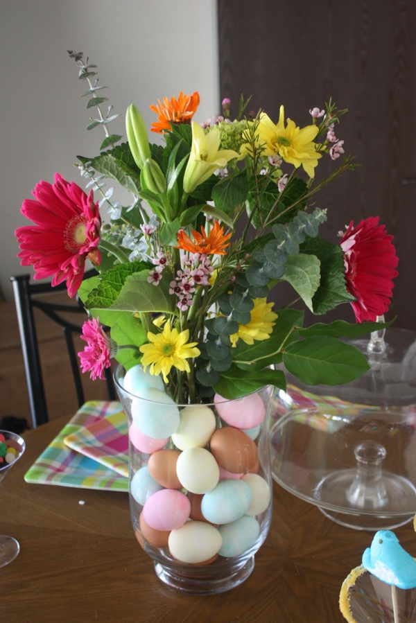 Uskrsni ukras sam po sebi - šareni cvjetovi - mnogo jaja