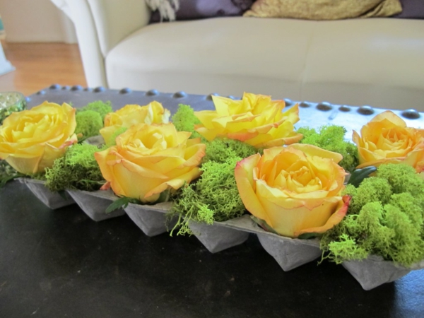 osterdeko tinker-κίτρινα-λουλούδια-πολλά τριαντάφυλλα