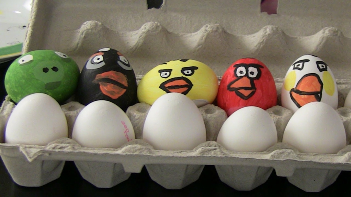 Яйцата са лица на Angry Birds - популярна игра на смартфони, свързана с яйца