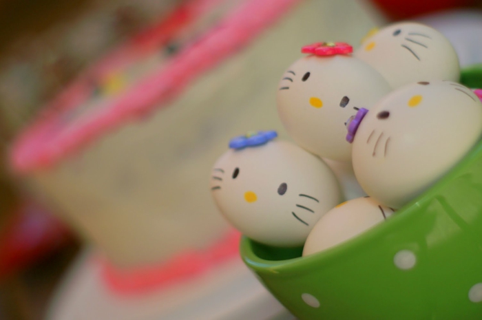 Huevos con caras Hello Kitty - todos con diferentes cintas en color azul, rosa y morado