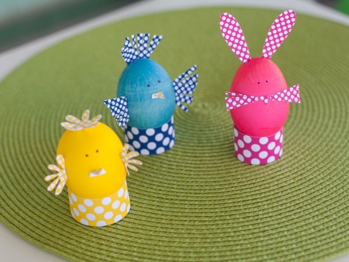 три различни яйца в жълти, сини и розови цветове като животните