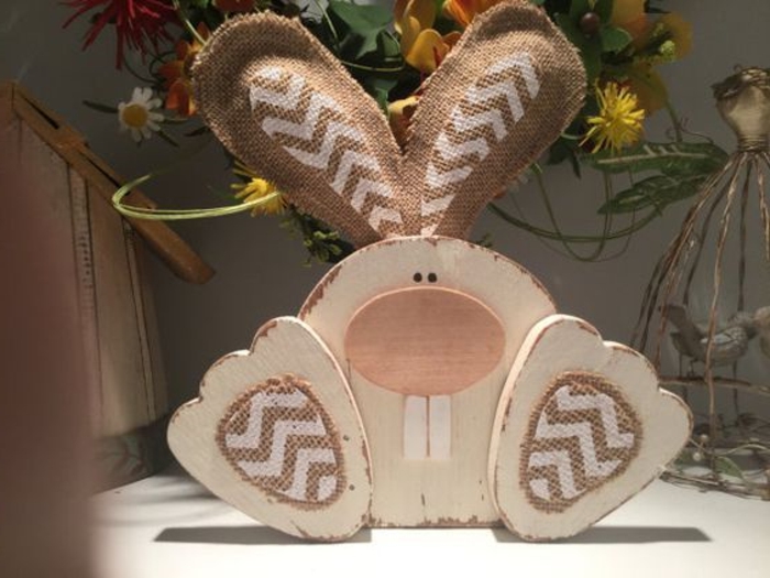 El conejito de Pascua hace hermosas figuras de madera de madera