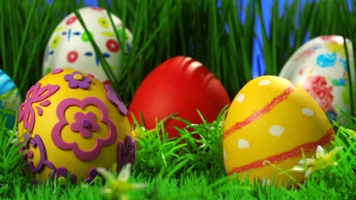 Papel-con-rojo-huevo-en-el-medio Pascua