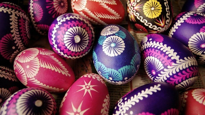 Uskrs-pozadina-s-cvjetnim uzorkom jaja