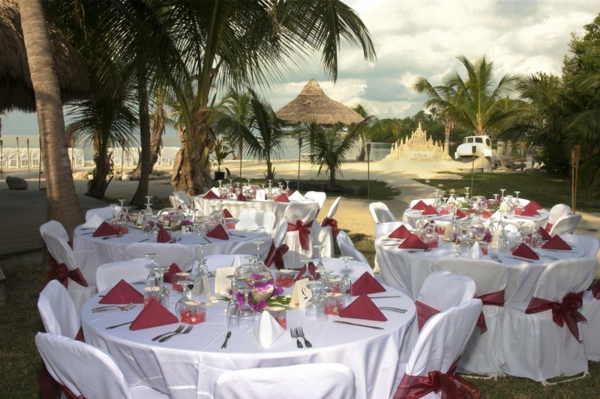 modern esküvői díszek - fehér takarók és piros szalvéták