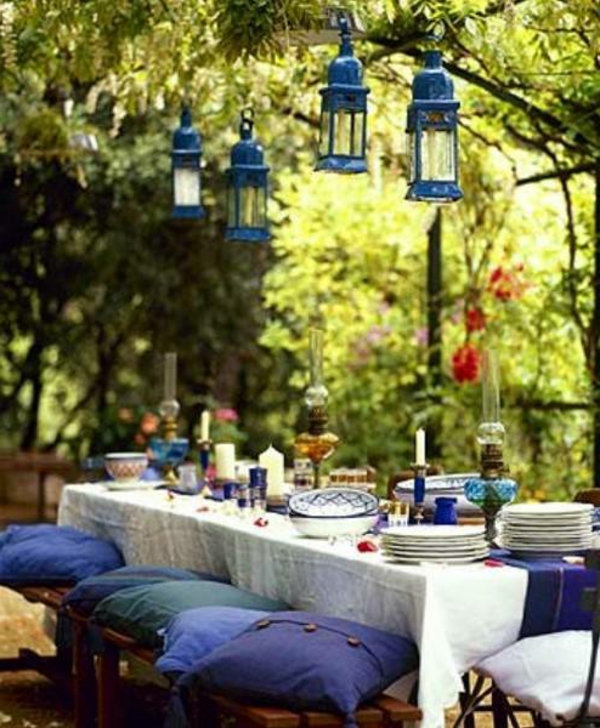 маса декорация-открит вятърни светлини и синьо-възглавница-цип