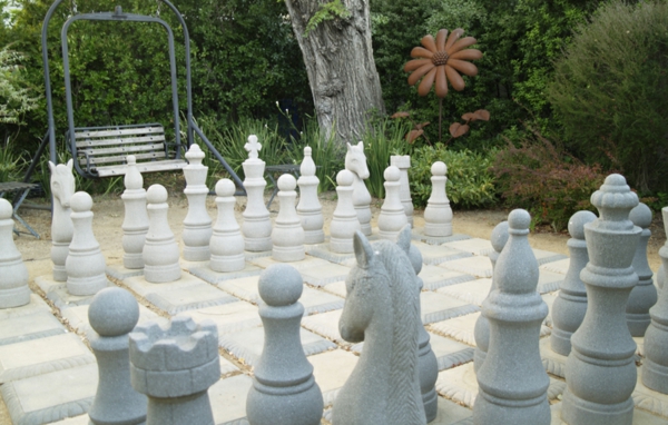 шах на открито-каменни фигурки