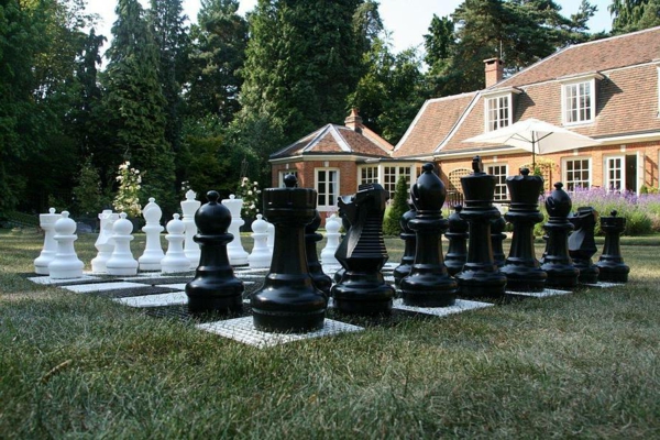 ، منزل الشطرنج تسبق في الهواء الطلق