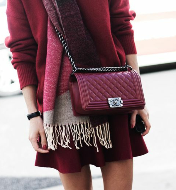 Pantone-color-marsala-шик-облечени-жена - малка чанта