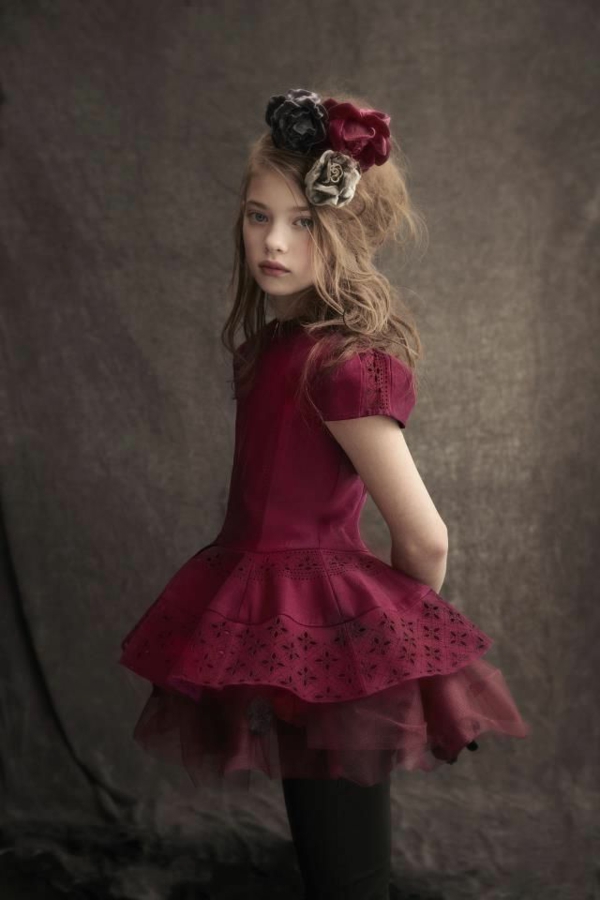 pantone-color-marsala-nagyon-szép-kislány - nagy kinézetű