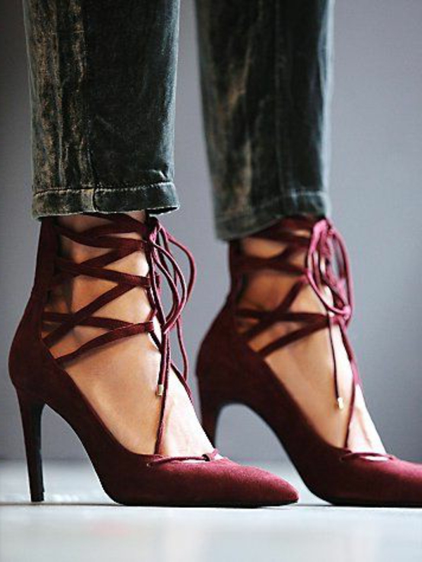 צבע pantone marsala נעליים אולטרה מודרני וג 'ינס