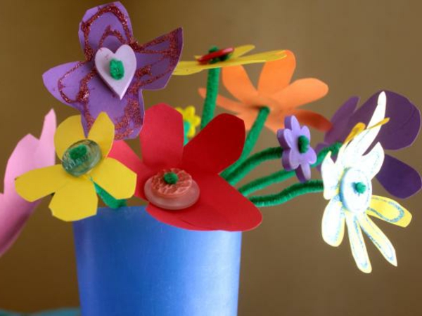 ideas de manualidades para jardín de infantes - coloridas flores de papel - diferentes modelos