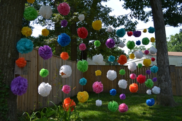 парти декорация с топки, висящи от клоните на дърветата