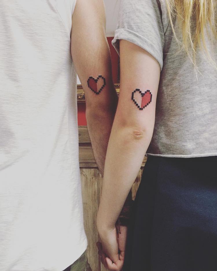 татуировки за двойки, които се допълват, две сърца, татуировки на ръцете, червени и черни