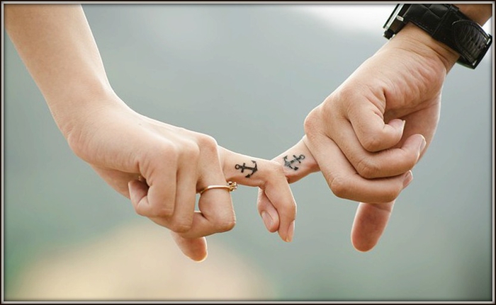 tetovaže za parove, tetovaže malih prsta, sidro, lijepa ideja za partnere