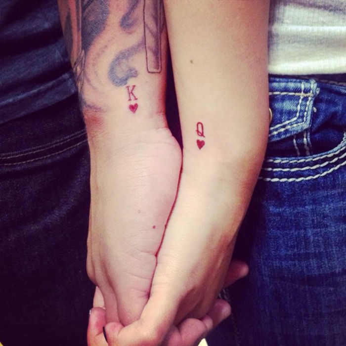 tetoválás pároknak, gyönyörű ötlet, király és hölgy, szívek, piros, kis kar tetoválás