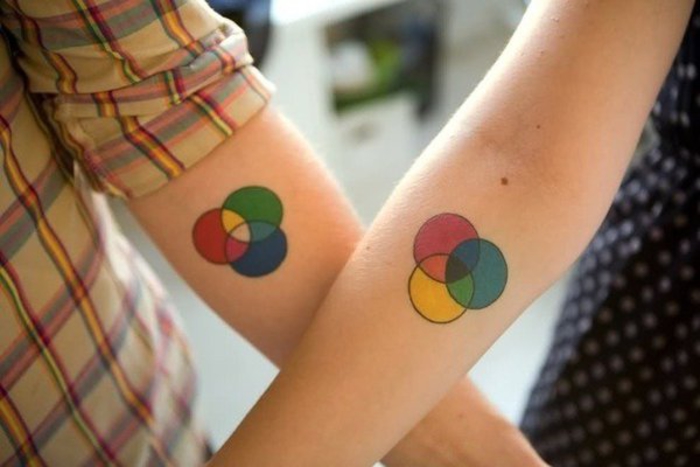 tatuointiideoita pariskunnille, värikkäitä piirejä, tatuointeja, jotka täydentävät toisiaan