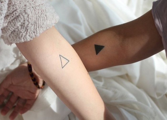 tatuoinnit kumppaneille, geometriset kuvat, kaksi kolmiota, pienet käsivarsiotatuotteet