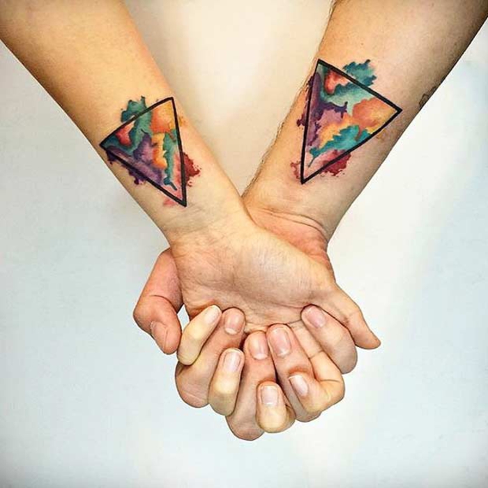 tatuoinnit kahdelle, abstrakti, kaksi värikästä dreickiä, käsivarretotot kumppaneille, rakkaus-proof