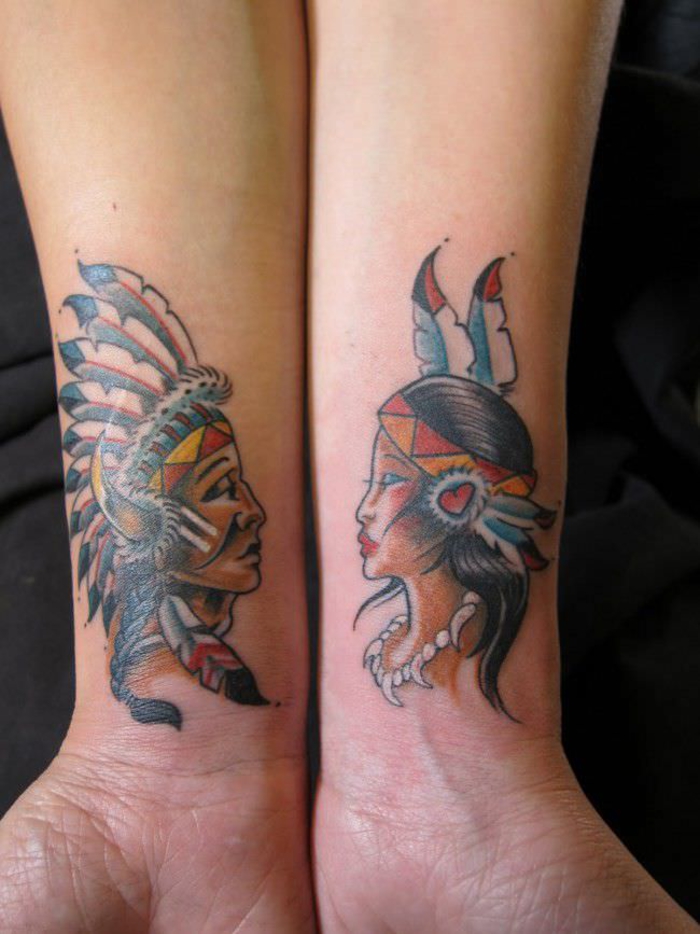 tatuoinnit toisiaan täydentäville pariskunnille, indian motiiveja, värikkäitä värejä, käsivarren tatuointi