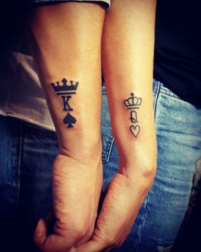 татуировки за двойки, които се допълват, крал и дама, пики и сърце, татуировки на ръцете