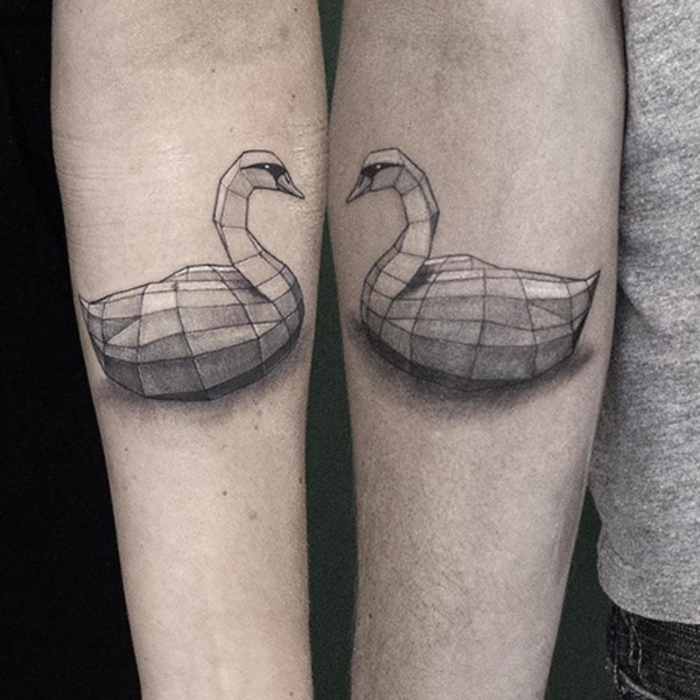 tetoválások párok számára, amelyek kiegészítik egymást, két hattyú, kar tetoválás a partnerek számára