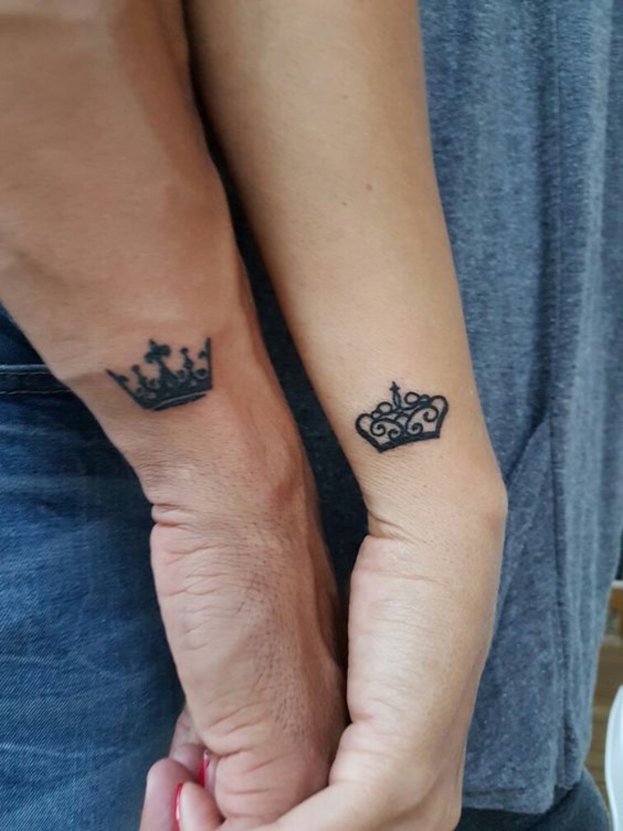 tattos kumppaneille, jotka täydentävät toisiaan, kaksi kruunua heille ja hänelle, pienet käsivarsitotot