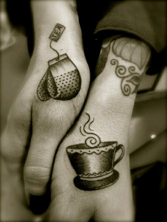 tetoválások két, teák és csészék, tetoválások, amelyek kiegészítik egymást, kreatív ötlet