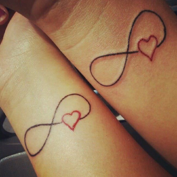 татуировки за партньори, символ на мир със сърца, татуировки с малки рамене