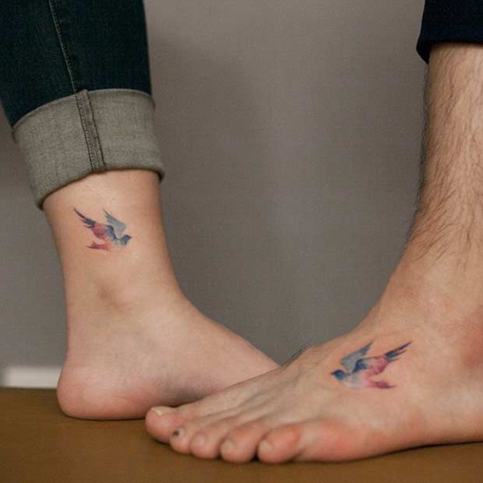 tetovaže za parove, šarene voegel, tetovaže nogu, lijepa i kreativna ideja za partnere