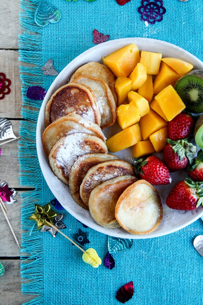 Мини палачинки с пудра захар и плодове, цветна чиния, страхотни идеи за рожден ден на децата