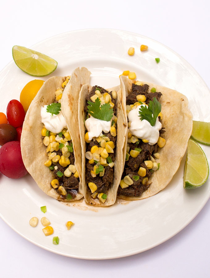 Készítsünk tacos marhával és kukoricával, gyors és egyszerű receptek sok vendég számára